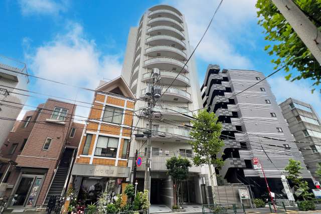 グローリオ新中野ブランデコの外観（東側から）