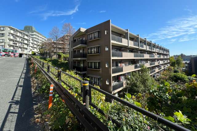 コスモ宮前平ガーデンフォルムの外観（西側から）