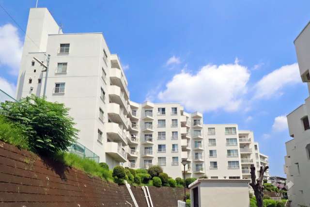 東急ドエル宮前平ビレジＢ棟の外観(西側から)