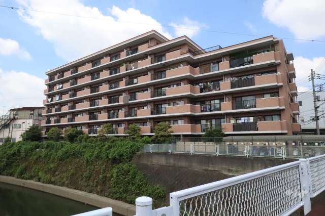 バンベール高津の外観（東側から）