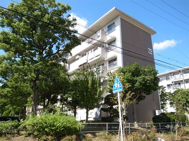 箕面粟生第２住宅28棟の外観（南東側から）