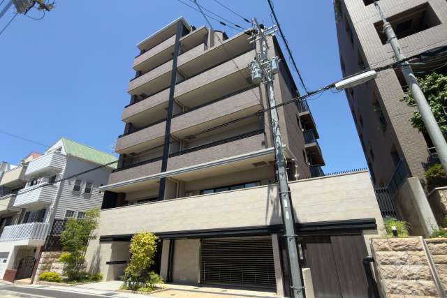 プレディア六甲篠原中町マンションの外観（南東側から）