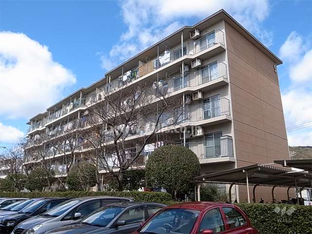 有楽箕面ハイツ５号棟の外観（南東側から）