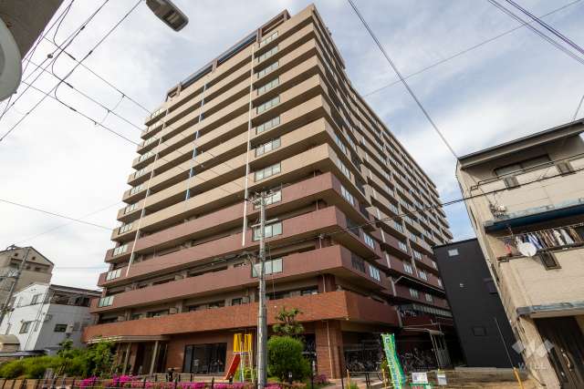 ユニアルス九条プレジオの外観（南側から）