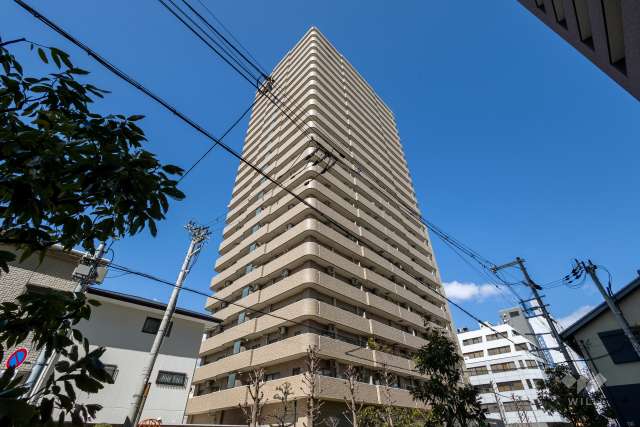 キングマンション心斎橋東の外観（南東側から）