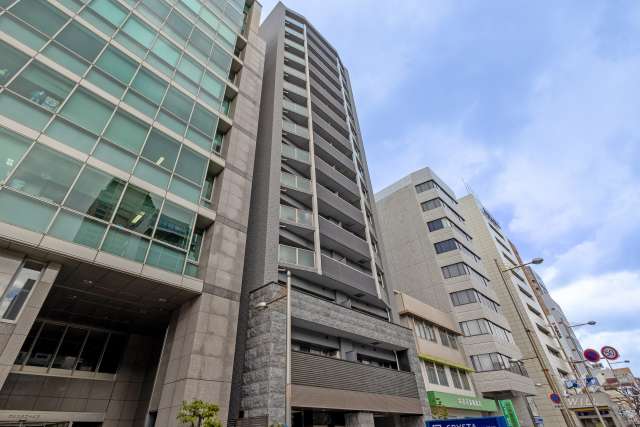 プレサンスロジェ心斎橋の外観（南西側から）