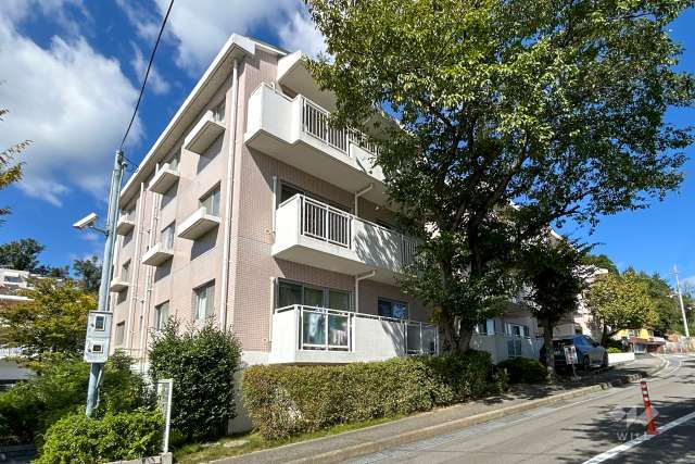 ロイヤルヒルズ箕面Ｍ棟の外観（南側から）