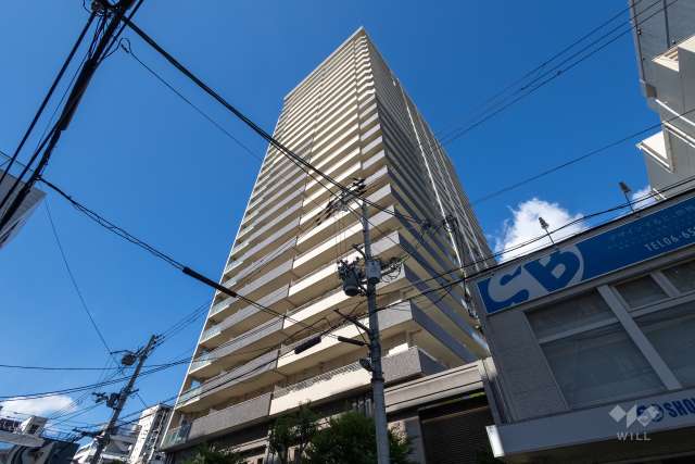 ローレルコート与力町エルグレーの外観（南西側から）