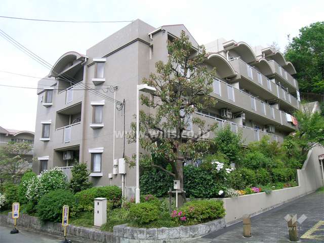 イーストアベニュー箕面おのはら３棟の外観（南西側から）