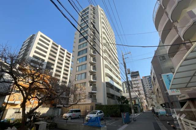 プラウド綾瀬の外観（南西側から）　