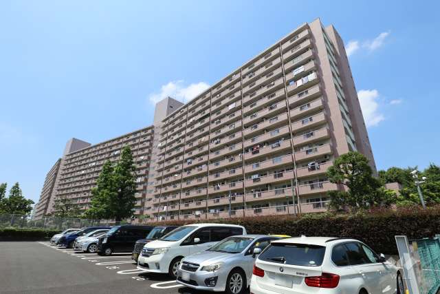 高島平団地11-1号棟の外観（南東側から）