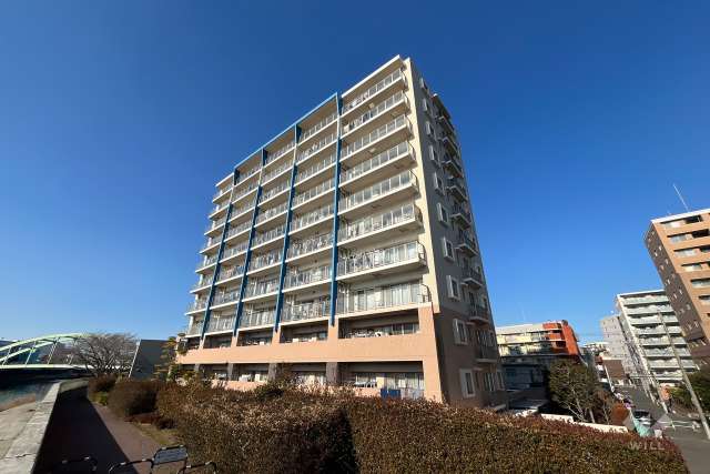 ライオンズマンション浮間公園アクアウインドの外観（南側から）