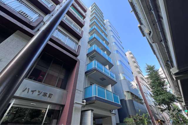 ログ初台の外観（南側から）