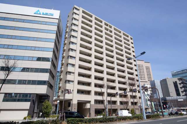 リーガル福島駅前の外観（南側から）