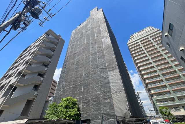 ライオンズマンション新小岩駅前壱番館の外観（南東側から）※2025年1月現在、大規模修繕工事中