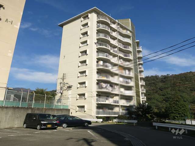 住吉台東住宅7号棟の外観（南西側から）