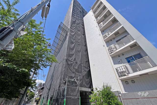 ベリスタ茗荷谷の外観（南東側から）・（2026年7月13日時点、大規模修繕工事中）