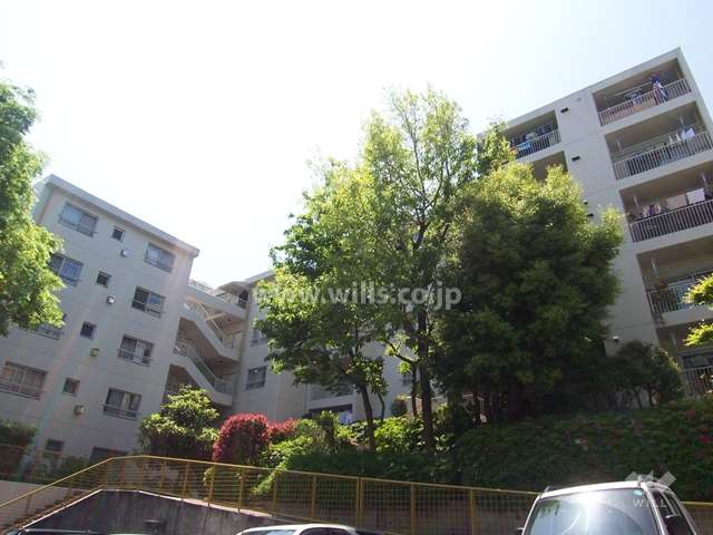 千里月見ケ丘ハイツM棟の外観(北東側から)左手がM棟、右手がL棟です。