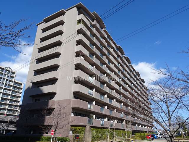 ジオ茨木学園町1番館の外観（南西側から）