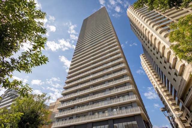 ルネッサなんばタワーの外観（北東側から）