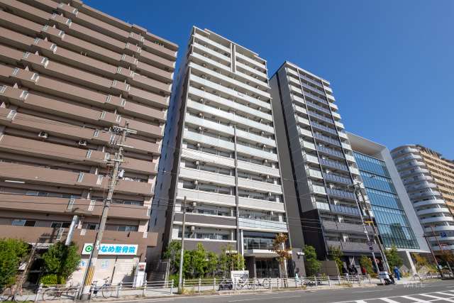 エスリード難波レジデンスの外観（南西側から）