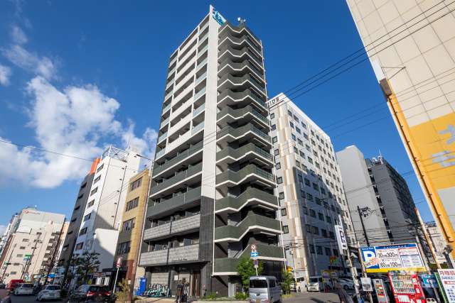 プレサンス難波駅前の外観（南西側から）