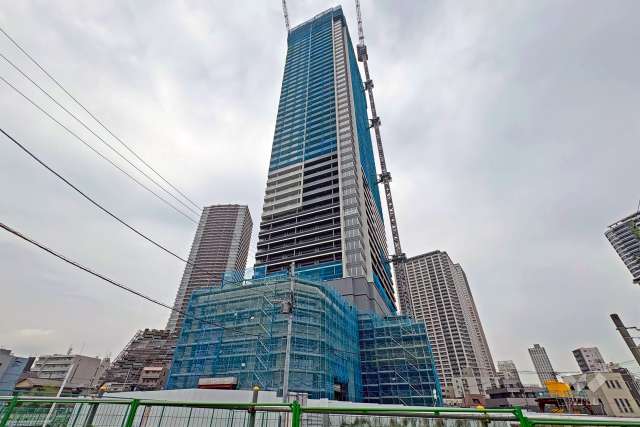 プラウドタワー池袋の外観（南東側から）※建築中2026年4月現在（2027年2月中旬竣工予定）