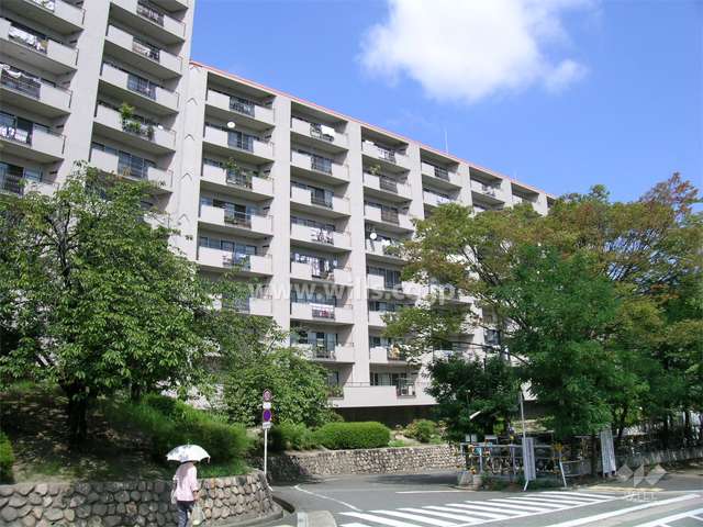 桃山台グランドマンションＤ-1棟の外観（南西側から）