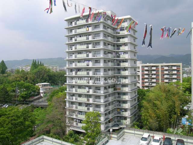 公団北緑丘第３住宅１２号棟の外観（南東側から）