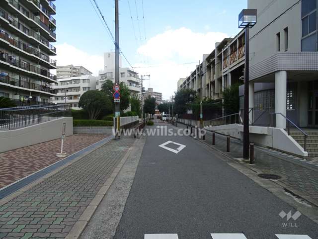 敷地南側の前面道路