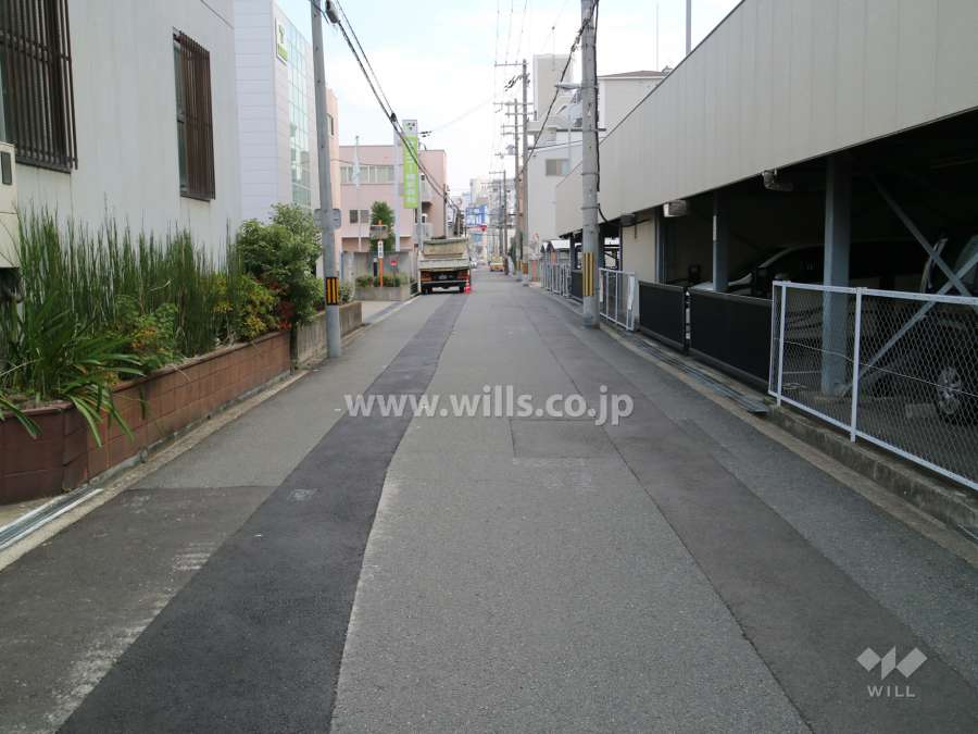 新高レックスマンションの北西側前面道路