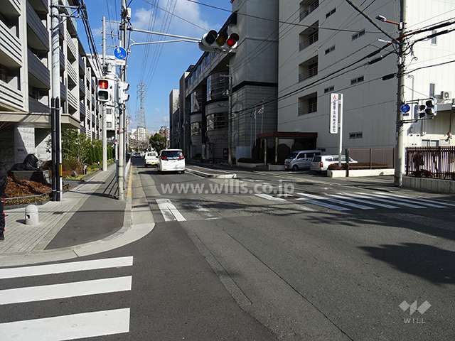 ライオンズ三国の南側前面道路（西側から）