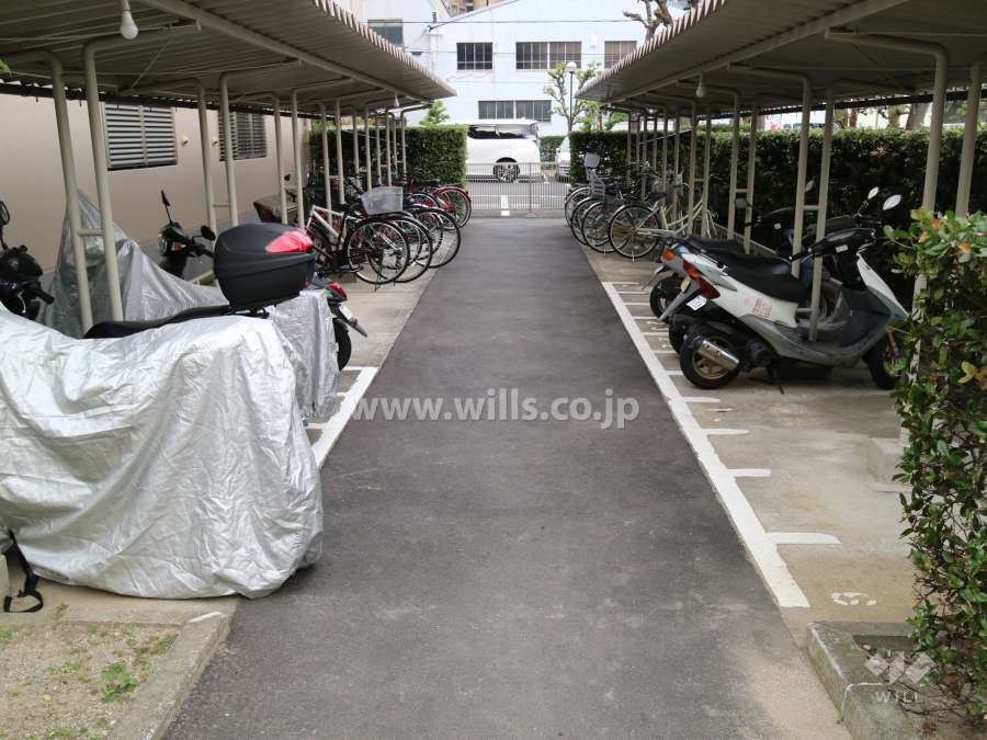 バイク置場と駐輪場