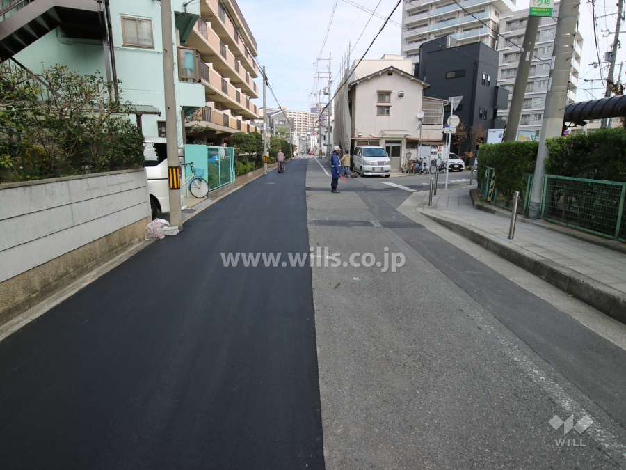 敷地西側の前面道路。