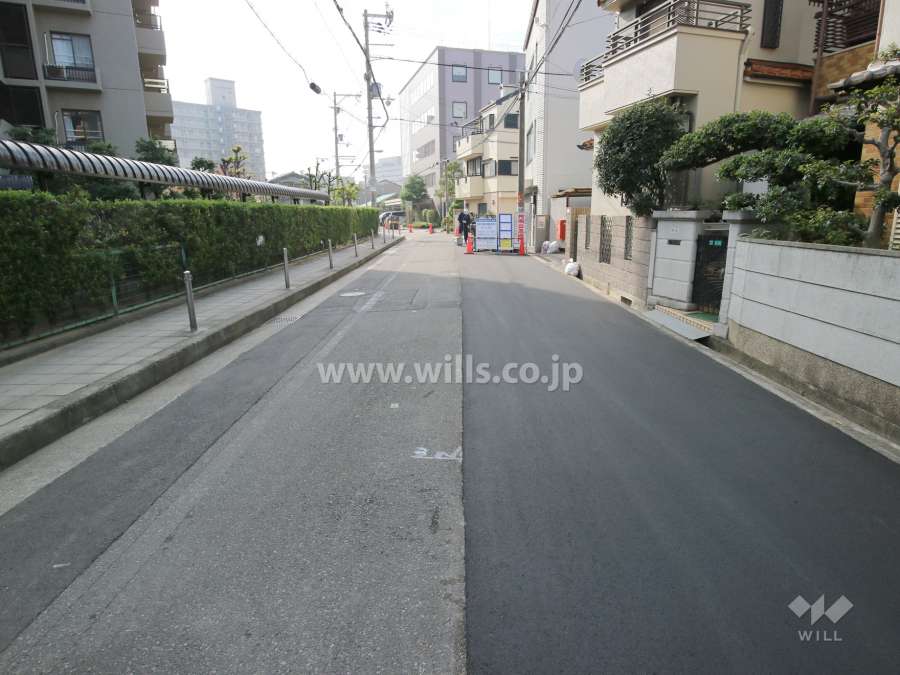 敷地西側の前面道路。