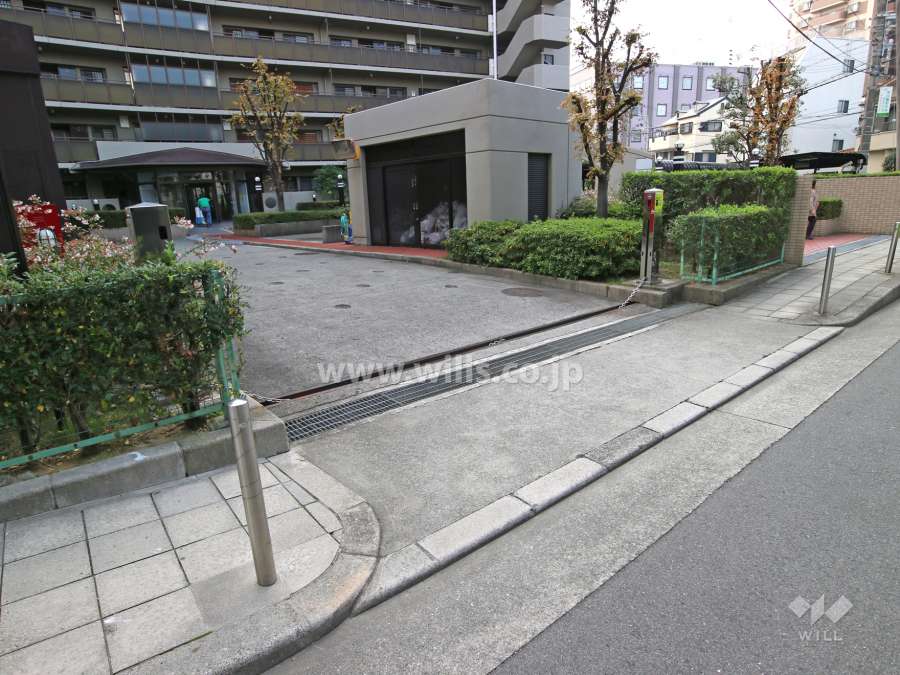 駐車場出入り口（ゲート付き）
