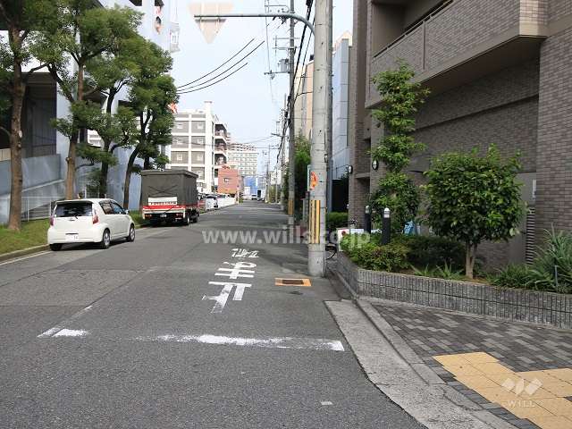 敷地西側の前面道路