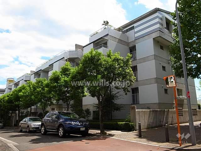 プレステージ新千里西町２号棟の外観（北西側から）