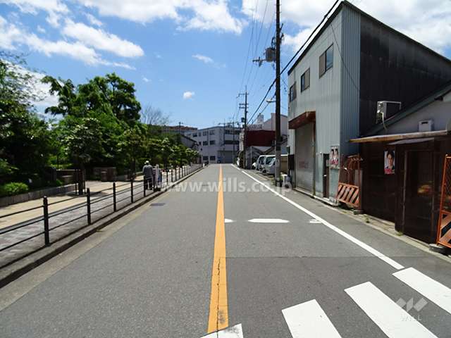 敷地西側の前面道路（北側から）