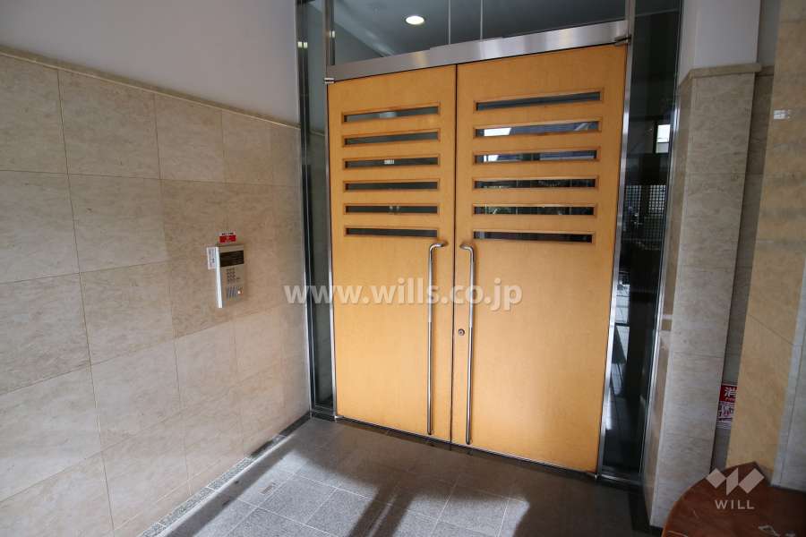 エントランスはオートロック付きです。