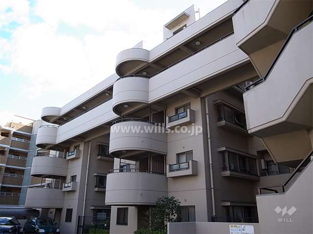 建物はスキップフロア、空中廊下設計です。
