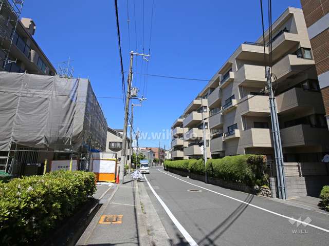 敷地南側の通り。周辺は区画の整った閑静な住宅地です。