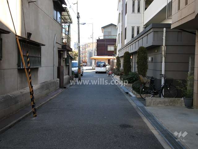 敷地北側の前面道路（西側から）