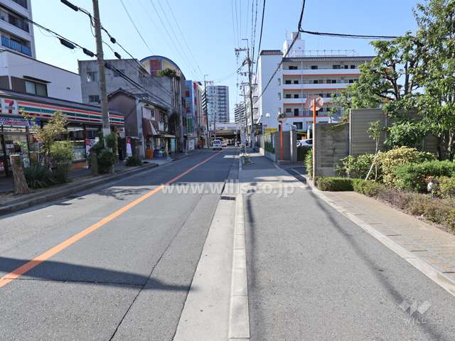 敷地南側の前面道路（東側から）