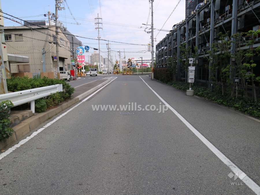 敷地北側の前面道路。二車線のバス通りです。