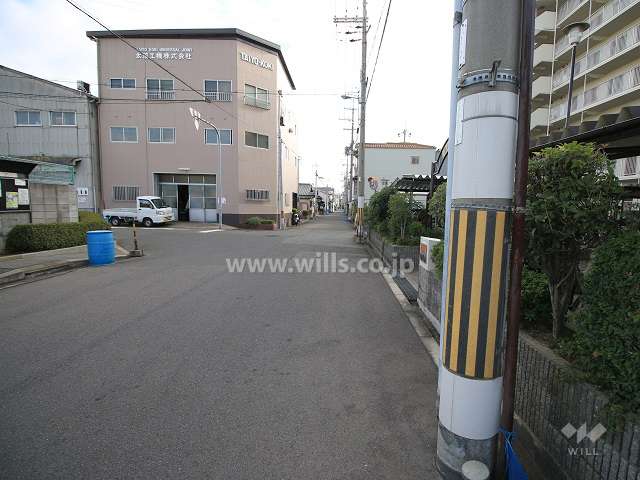 敷地北側の前面道路（西側から）