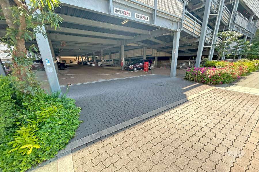 駐車場の出入り口(ロボットゲート付き)