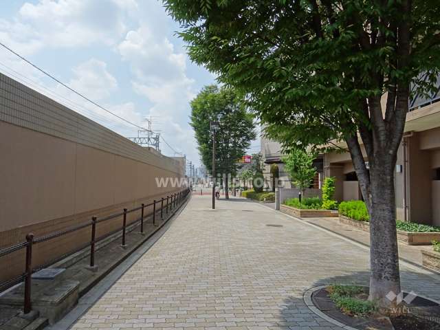 敷地の南側には通路を挟んで、JR東海道本線が走っています。