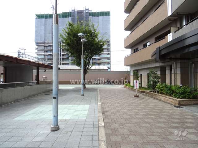 敷地東側の前面道路(北側から)