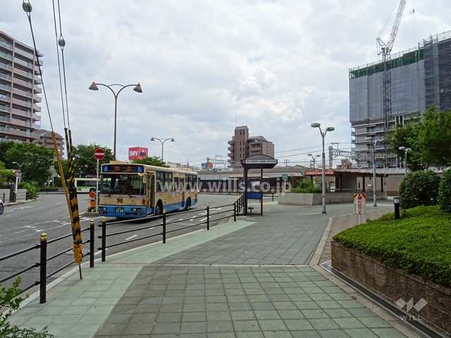 敷地北東側の前面道路(北西側から)